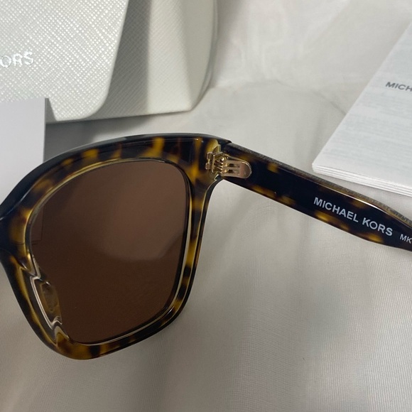 MICHAEL KORS tortoise shell square sunglasses with mirror lenses โจ๐ - Picture 8 of 10